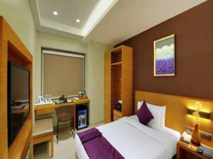 Hotel Suba Elite Vadodara的电视和/或娱乐中心