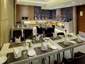 Hotel Suba Elite Vadodara餐厅或其他用餐的地方