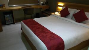 Hotel Suba Elite Vadodara客房内的一张或多张床位