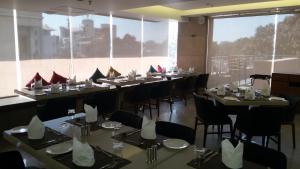 Hotel Suba Elite Vadodara餐厅或其他用餐的地方