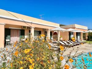 un complexe avec une piscine, des chaises et des parasols dans l'établissement Villa Bougarini with private pool by DadoVillas, à Velonádes