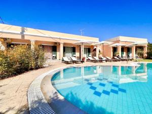 - une piscine en face d'une maison dans l'établissement Villa Bougarini with private pool by DadoVillas, à Velonádes