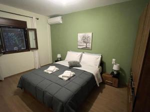 a bedroom with a bed with two towels on it at Felicia`s House in Agria
