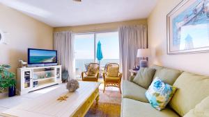 巴拿马城海滩Beachfront - Private Balcony - Near Pier - FLPCB62的带沙发和电视的客厅