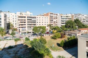 una vista aérea de una ciudad con edificios altos en ECLECTIC LYXYRY 2 {free parking}, en Tesalónica