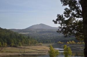 une vue sur une rivière avec une montagne en arrière-plan dans l'établissement L Agrifoglio di Rita Loddo, à Fonni