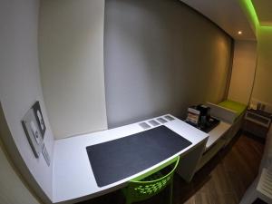 una habitación con una mesa con una cinta de correr en ella en WeEnjoy Hotels Grand Prix Aeropuerto CDMX, en Ciudad de México