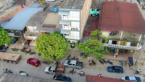 uma vista superior de uma rua da cidade com carros e árvores em HOTELES ORITO EL FARAON ORITO em Orito