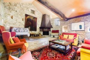 a large living room with a stone wall at Rectoral de Fofe in Fofe