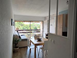 a dining room with a table and chairs in a room at T2 situation exceptionnelle sur le port ostréicole d'Andernos in Andernos-les-Bains