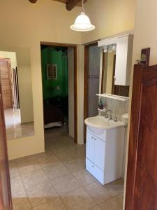 ein Badezimmer mit Waschbecken und Spiegel in der Unterkunft Cabañas Puerta del Sol in San Rafael