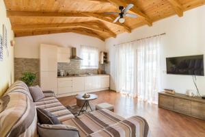sala de estar amplia con sofá y mesa en beautiful bay house Duga en Okrug Gornji