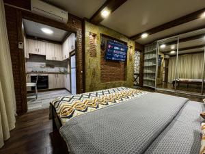 1 Schlafzimmer mit einem großen Bett und einer Küche in der Unterkunft Valeria - апартаменты р-н МакДональдс in Krementschuk