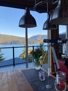 Zimmer mit einem Tisch und Seeblick in der Unterkunft Bjørn Holm in Port Renfrew