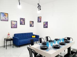 Casa Miracoli 40 في نابولي: غرفة طعام مع طاولة وأريكة زرقاء