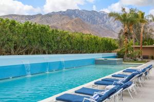une piscine avec des chaises longues et des montagnes en arrière-plan dans l'établissement Near Downtown Palm Springs, 7 BD 7 BTH, 80FT Pool, Pickleball, à Palm Springs