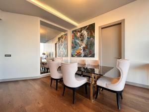 uma sala de jantar com mesa e cadeiras em A Luxury Residence 150m2, 3 min to Istinye Park Mall, 8 min to Vadi İstanbul, 2 Bedroom 3 Bathroom em Istambul