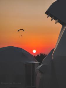Východ nebo západ slunce při pohledu z luxury tent nebo okolí