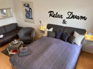 1 dormitorio con 1 cama grande y 1 sofá en Comfort-Apartment en Brilon