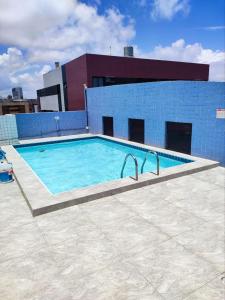 a swimming pool on the roof of a building at Apartamento com piscina a uma quadra da praia de jatiuca in Maceió