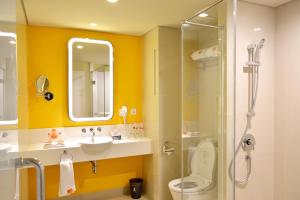 贝克西哈里斯会议酒店（HARRIS Hotel & Conventions Bekasi）的一间浴室