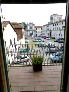 einen Balkon mit Blick auf einen Parkplatz in der Unterkunft Pavia Downtown Apartment in Pavia
