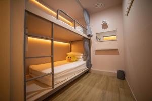 ソウルにあるカリスター ホテルの小さなお部屋で、二段ベッド1組が備わります。