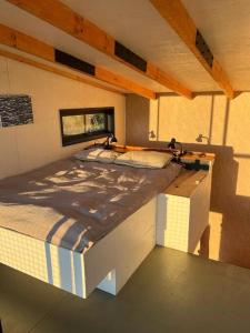 Кровать или кровати в номере Preciosa mini-casa-bote bien ubicada y linda vista
