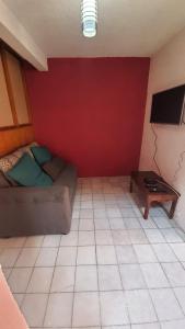- un salon avec un canapé et une table dans l'établissement Hostal Don Diego, à Mexico