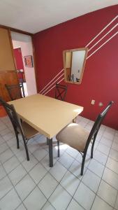 墨西哥城的住宿－Hostal Don Diego，一张桌子、两把椅子和一面墙上的镜子