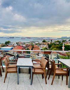 イスタンブールにあるTheodian Hotelの市街の景色を望むバルコニー(テーブル、椅子付)