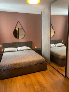 1 dormitorio con 2 camas y espejo en Airport Accommodation Bedroom with your own private Bathroom Self Check In and Self Check Out Air-condition Included en Mqabba