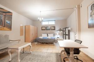 - une chambre avec un lit, un canapé et une table dans l'établissement The Country ArtHS Retreat, à Athènes