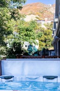 Bazén v ubytování Wasatch Grove - Prvt Hot Tub, Close to Resorts! nebo v jeho okolí