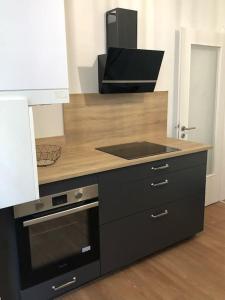 una cucina con piano cottura e piano di lavoro di Le Carrousel - Appartement cosy centre Obernai a Obernai