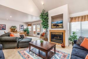 Posezení v ubytování Cottonwood Canyon Basecamp Retreat - 5 Bathrooms