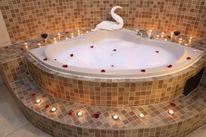 uma banheira com um cisne e luzes de Natal em Hotel Santorian em Hermosillo