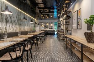 Reštaurácia alebo iné gastronomické zariadenie v ubytovaní Aparthotel Etna