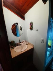 Uma casa de banho em Beachfront with mountain view