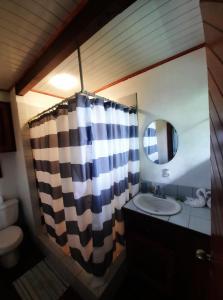 Uma casa de banho em Beachfront with mountain view