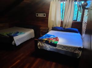 Uma cama ou camas num quarto em Beachfront with mountain view
