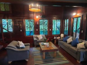 Uma área de estar em Beachfront with mountain view