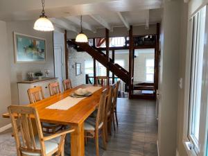 a dining room with a wooden table and chairs at Casa Le Martial in Ushuaia
