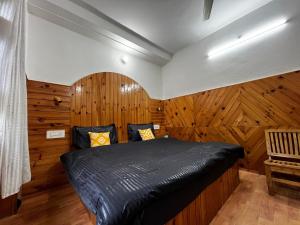Postel nebo postele na pokoji v ubytování Young Monk Hostel & Cafe Jibhi