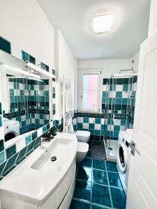 een badkamer met 2 toiletten en een wastafel bij Sun Beach Apartment in San Benedetto del Tronto