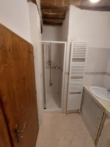 bagno con doccia e lavandino di Appartamento Athena a Montepulciano
