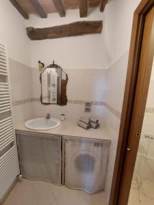 bagno con lavandino e specchio di Appartamento Athena a Montepulciano