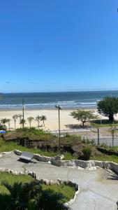 een uitzicht op het strand en de oceaan bij Apartamento Frente ao Mar Santos II in Santos