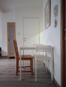 een tafel en een stoel in een kamer bij Studio régence in Luik