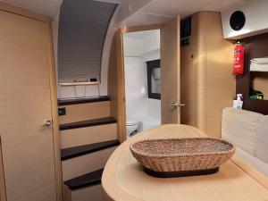 una cocina con una mesa con una cesta. en sea you later, en Ponta Delgada